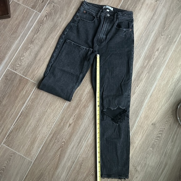 Abercrombie & Fitch Ultra High Rise Ankle Ankle Straight Jeans in Black Destroy - Picture 9 of 10